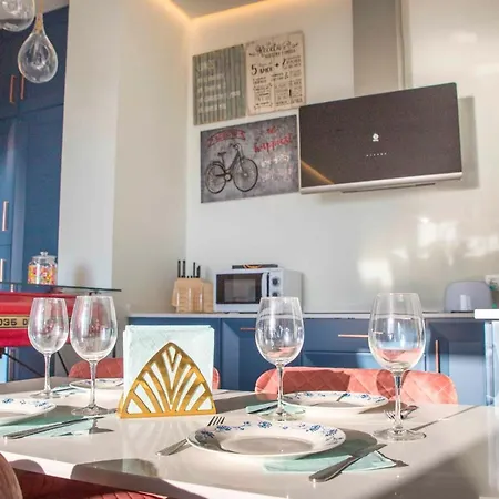 Apartamento Atico Ava Gardner, Penthouse De 2 Dormitorios Y 2 Banos, Solarium Con Vistas Espectaculares, El Apartamento Tiene Una Ubicacion Unica Ya Que En Ascensor Privado Tardamos 2 Mts A La Playa Y A La Vez Estas En El Centro De Appartement Torremolinos