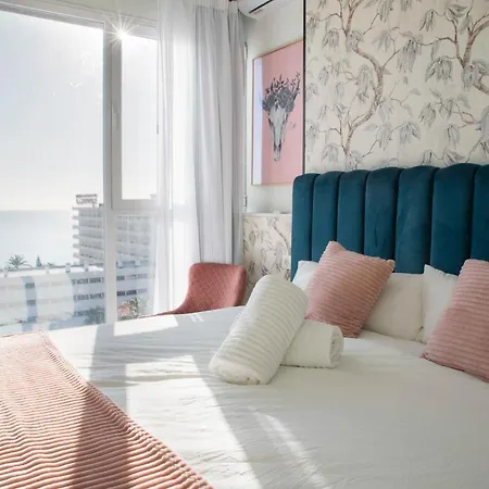 Apartamento Atico Ava Gardner, Penthouse De 2 Dormitorios Y 2 Banos, Solarium Con Vistas Espectaculares, El Apartamento Tiene Una Ubicacion Unica Ya Que En Ascensor Privado Tardamos 2 Mts A La Playa Y A La Vez Estas En El Centro De * Torremolinos