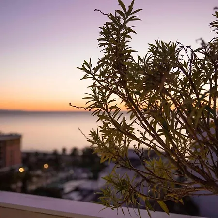 Apartamento Atico Ava Gardner, Penthouse De 2 Dormitorios Y 2 Banos, Solarium Con Vistas Espectaculares, El Apartamento Tiene Una Ubicacion Unica Ya Que En Ascensor Privado Tardamos 2 Mts A La Playa Y A La Vez Estas En El Centro De Torremolinos