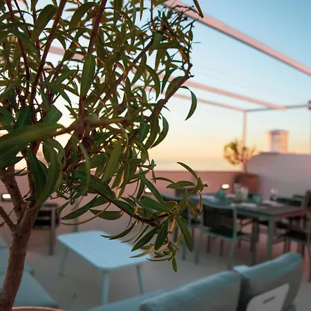 Apartamento Atico Ava Gardner, Penthouse De 2 Dormitorios Y 2 Banos, Solarium Con Vistas Espectaculares, El Apartamento Tiene Una Ubicacion Unica Ya Que En Ascensor Privado Tardamos 2 Mts A La Playa Y A La Vez Estas En El Centro De * Torremolinos
