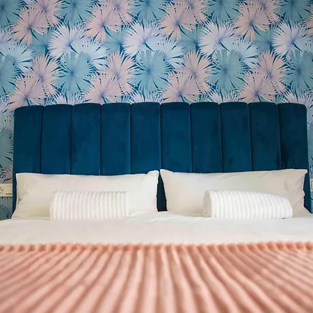 Apartamento Atico Ava Gardner, Penthouse De 2 Dormitorios Y 2 Banos, Solarium Con Vistas Espectaculares, El Apartamento Tiene Una Ubicacion Unica Ya Que En Ascensor Privado Tardamos 2 Mts A La Playa Y A La Vez Estas En El Centro De Torremolinos