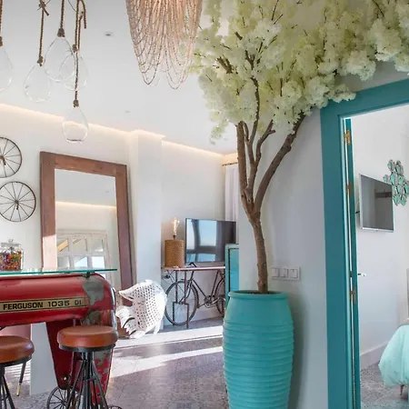 Apartment Apartamento Atico Ava Gardner, Penthouse De 2 Dormitorios Y 2 Banos, Solarium Con Vistas Espectaculares, El Apartamento Tiene Una Ubicacion Unica Ya Que En Ascensor Privado Tardamos 2 Mts A La Playa Y A La Vez Estas En El Centro De Torremolinos