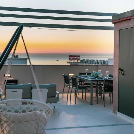 Apartamento Atico Ava Gardner, Penthouse De 2 Dormitorios Y 2 Banos, Solarium Con Vistas Espectaculares, El Apartamento Tiene Una Ubicacion Unica Ya Que En Ascensor Privado Tardamos 2 Mts A La Playa Y A La Vez Estas En El Centro De Torremolinos